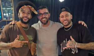 Neymar posa em foto com Memphis Depay e fãs pedem pelo craque no Corinthians