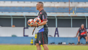 Paulistão Série A4: Oscar de Souza comanda treino tático no Penapolense