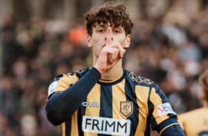 Clube italiano nega que torcida tenha celebrado gol de bisneto de Mussolini com gestos nazistas