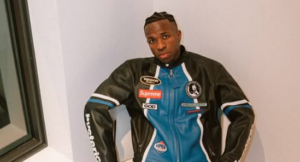 Com postagem de Feliz Natal, Vini Jr exibe troféus conquistados com o Real Madrid