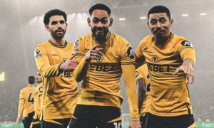 Inglês: Matheus Cunha faz gol olímpico e abre caminho para vitória sobre o United