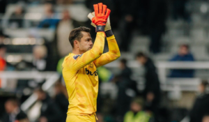 Goleiro do West Ham está 'consciente' após sofrer choque no Campeonato Inglês