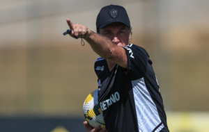 Torcida do Atlético-MG reage contra contratação de Cuca por caso de estupro