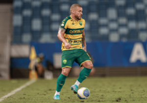 Cuiabá informa retorno de atacante apenas em 2025