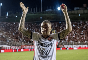 Alerrandro celebra 14º gol e comenta briga do Vitória para ir à Sul-Americana