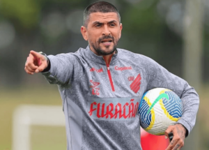 Athletico anuncia saídas de Lucho e Paulo Autuori após rebaixamento