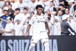 Gil desiste da aposentadoria e renova vínculo com o Santos