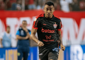 Goiás anuncia atacante e acerta com zagueiro de clube rival