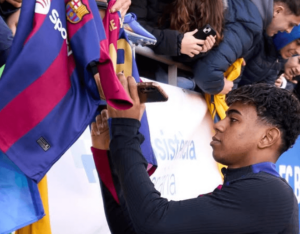 Lamine Yamal aparece em final de treinamento e faz festa com os torcedores do Barcelona