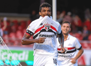 São Paulo amplia vínculo do volante Luiz Gustavo até o fim de 2025: 'Hora de continuar'