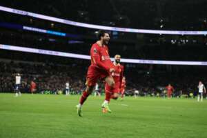 Salah brilha, Liverpool derrota Tottenham em jogo de nove gols e dispara na liderança do Inglês