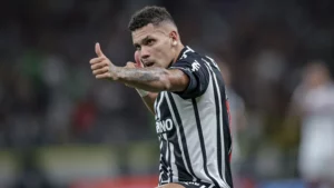 Paulinho chega a São Paulo e fica perto de ser anunciado pelo Palmeiras; Patrick se despede 