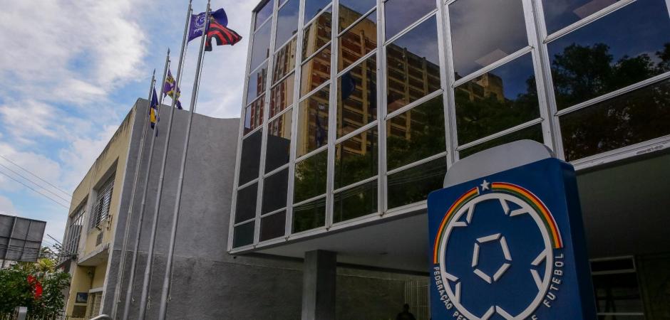 Federação Pernambucana hasteia bandeiras do Sport e Retrô em homenagens ao acesso 2 Bandeiras do Retrô e do Sport estão hasteadas ao lado das da CBF e FPF