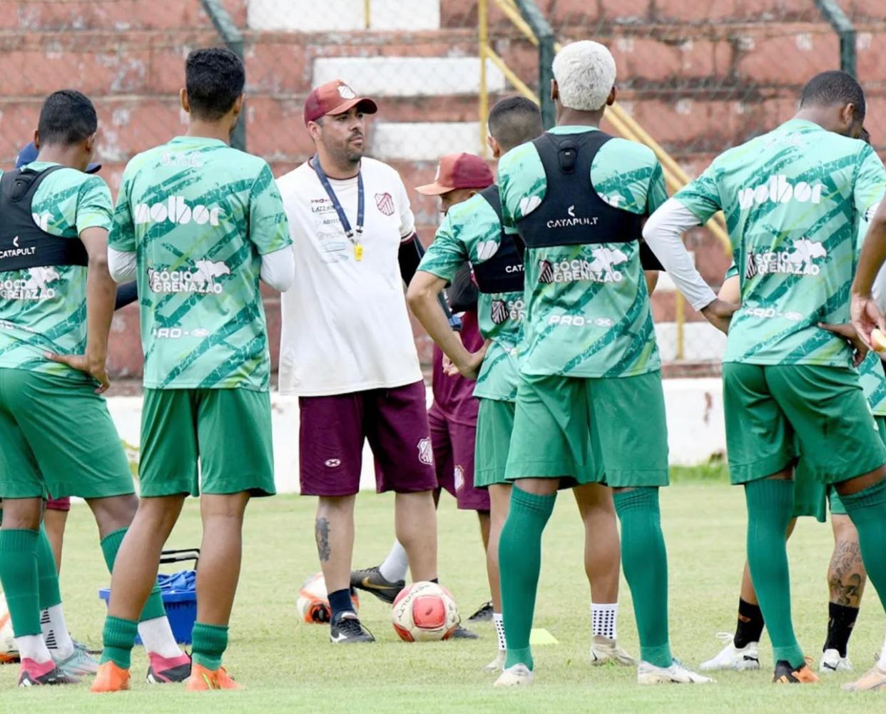 Técnico Marcelo Marelli comanda treino no Sertãozinho (Foto: Luciano André / O Pinga Fogo)