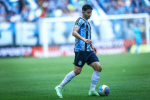 Palmeiras tem concorrência do Flamengo por Villasanti, do Grêmio