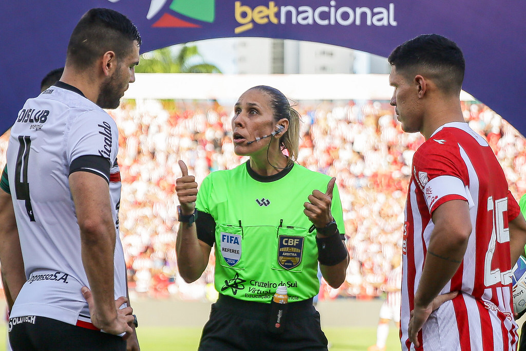 Pernambucano: Comissão afasta árbitros por erro no clássico 2 Deborah Cecília afastada Pernambucano