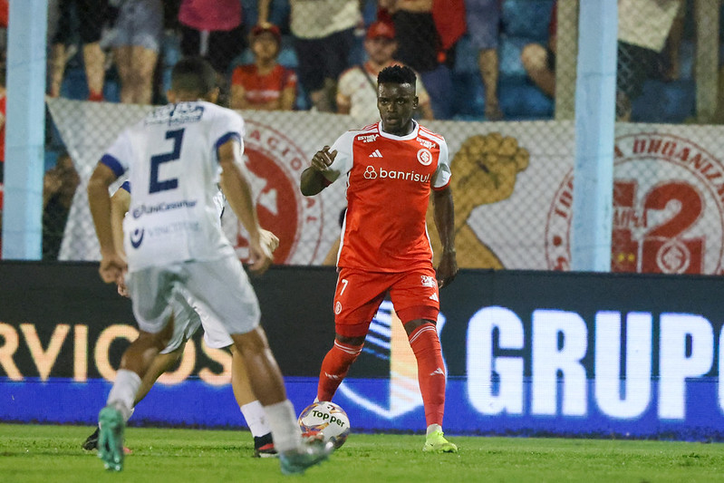 Com um jogador a mais, Internacional faz gols no fim e vence o São José no Gaúcho