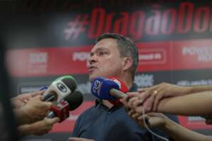 Presidente do Atlético-GO faz comentário machista contra repórter e se retrata nas redes sociais