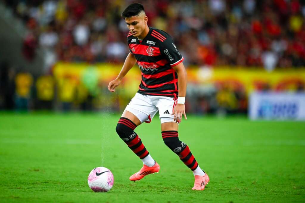 Flamengo oficializa empréstimo de Alcaraz ao Everton