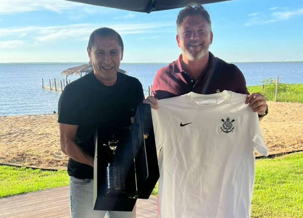 Ramón Díaz dá camisa do Corinthians ao presidente da Conmebol