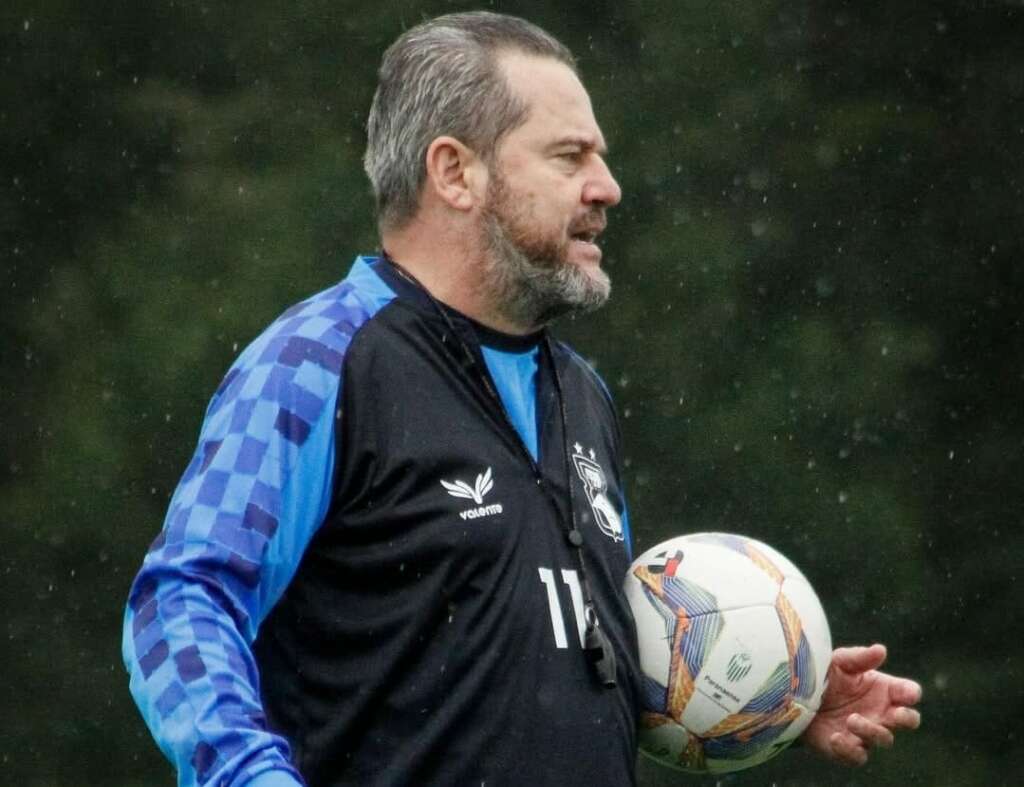 Paraná se reapresenta e deve fechar com três jogadores