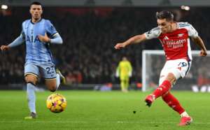 Arsenal vira sobre Tottenham e mira o Liverpool no Inglês