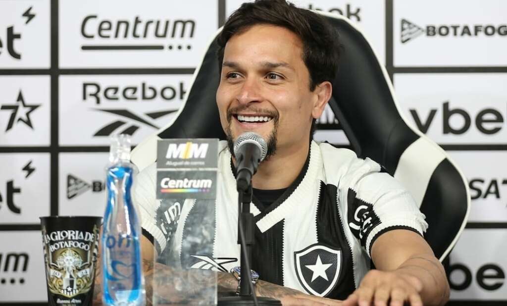 Novo camisa 7, Artur é apresentado pelo Botafogo