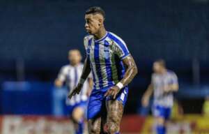 Mesmo com portões fechados, Alef Manga é provocado em empate do Avaí: 'Apostinha'