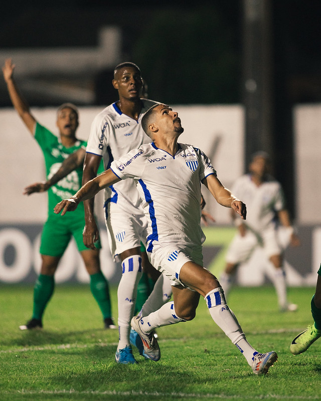 Enderson Moreira projeta crescimento do Avaí após empate em clássico contra Chapecoense