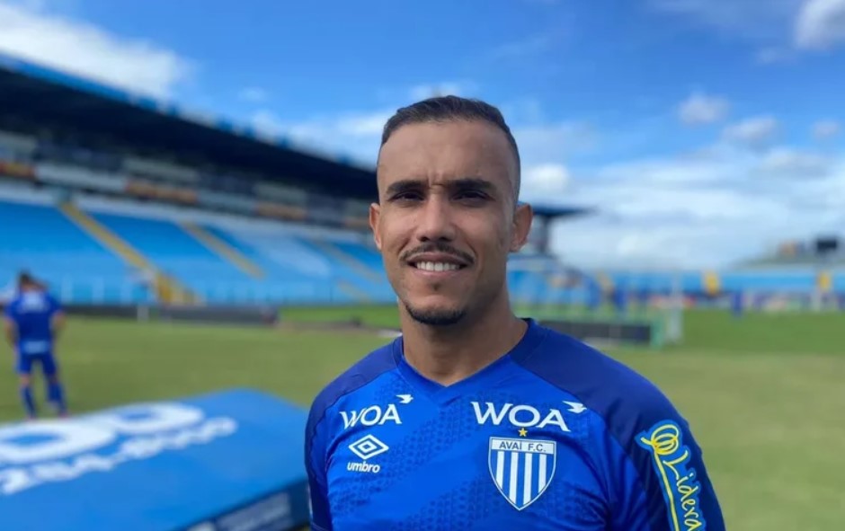 Enderson Moreira confirma saída de quatro jogadores do Avaí antes do Catarinense