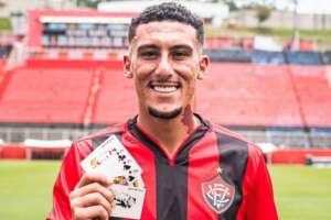 Vitória fecha contratação do volante Gabriel Baralhas