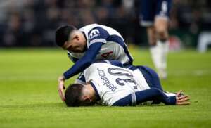 Tottenham revela situação de Bentancur, que sofreu uma concussão contra o Liverpool