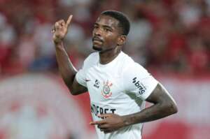 Cacá se antecipa e anuncia novo contrato com Corinthians