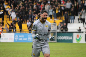 Goleiro Gustavo acerta rescisão e se despede do Criciúma: ‘Deixo um pedaço de mim’