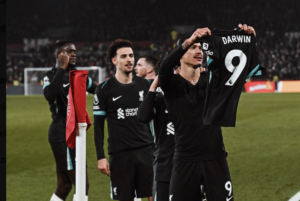 Darwin Núñez faz 2 nos acréscimos, Liverpool derrota Brentford e abre vantagem no Inglês