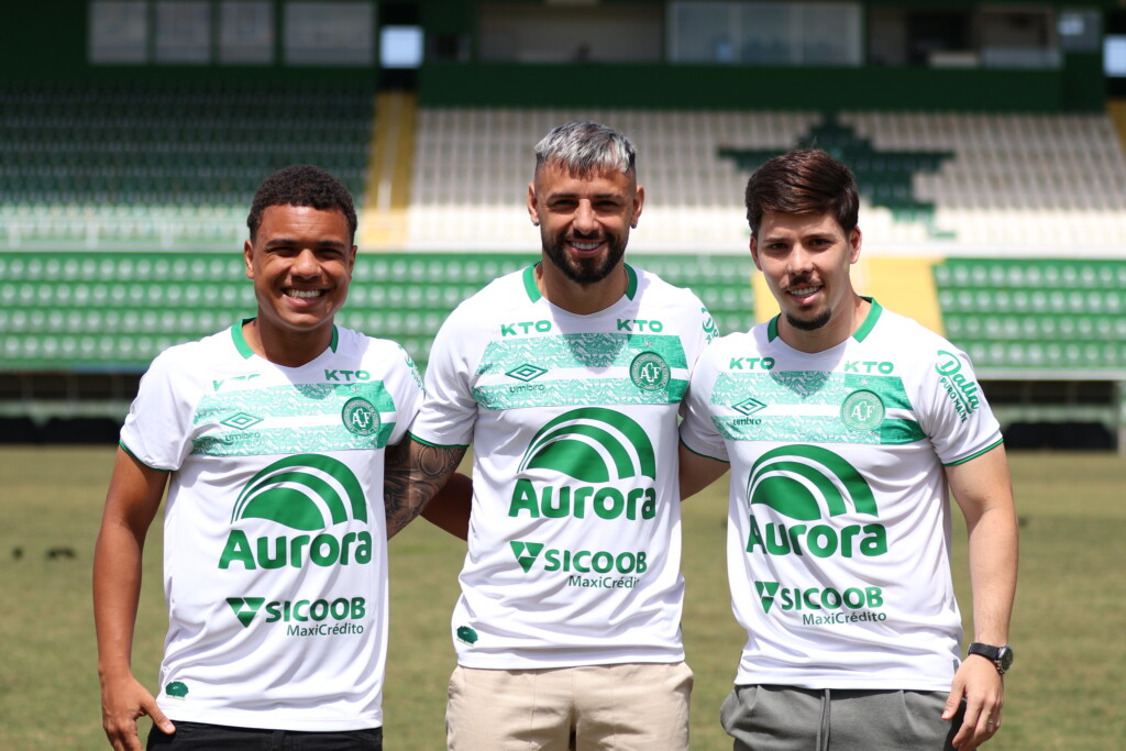 Chapecoense apresenta mais três jogadores para 2025: 'Voltar ao lugar de destaque'