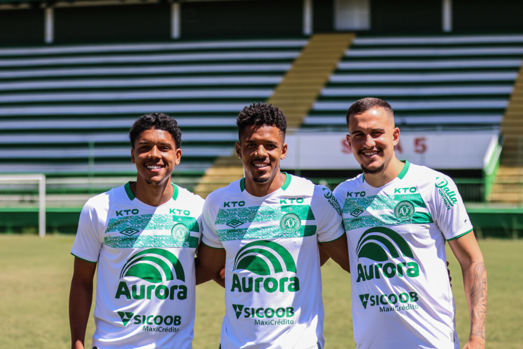 Chapecoense apresenta oficialmente três primeiros reforços de 2025