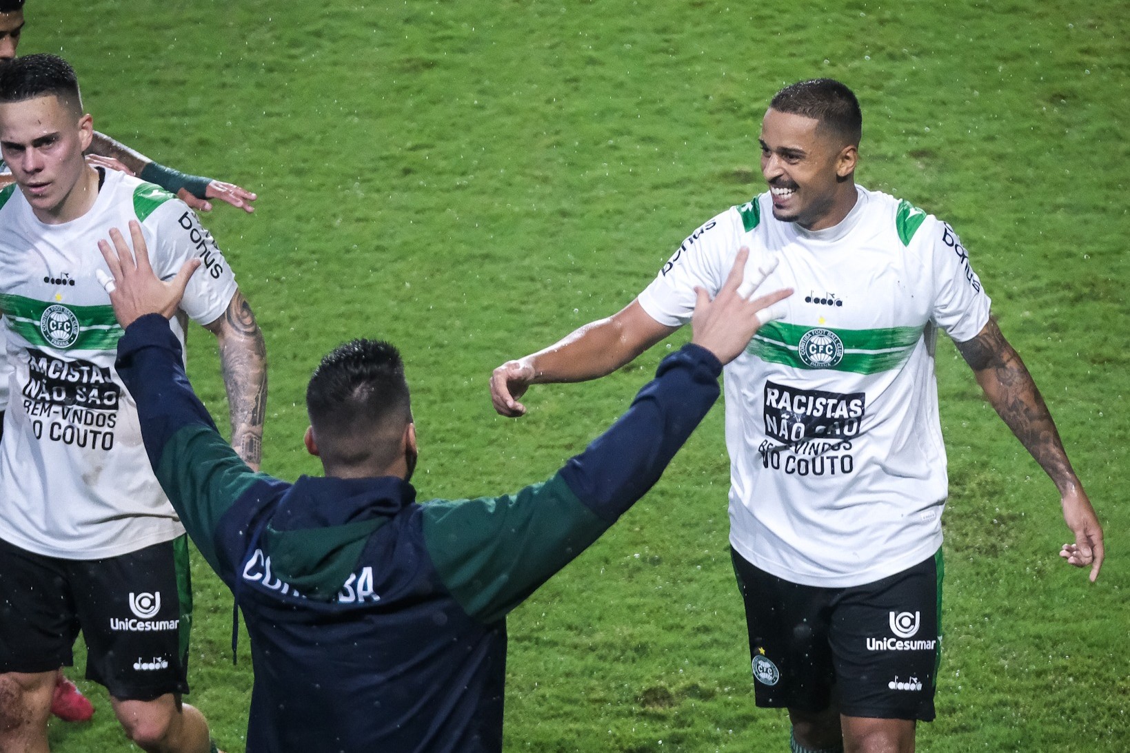 PARANAENSE: Coritiba fecha rodada polêmica com goleada (Foto: Gabriel Thá/Coritiba)