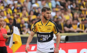 Criciúma renova contrato com o meia Fellipe Mateus, no clube desde 2021