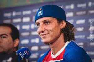 Fortaleza apresenta David Luiz e defensor celebra acordo