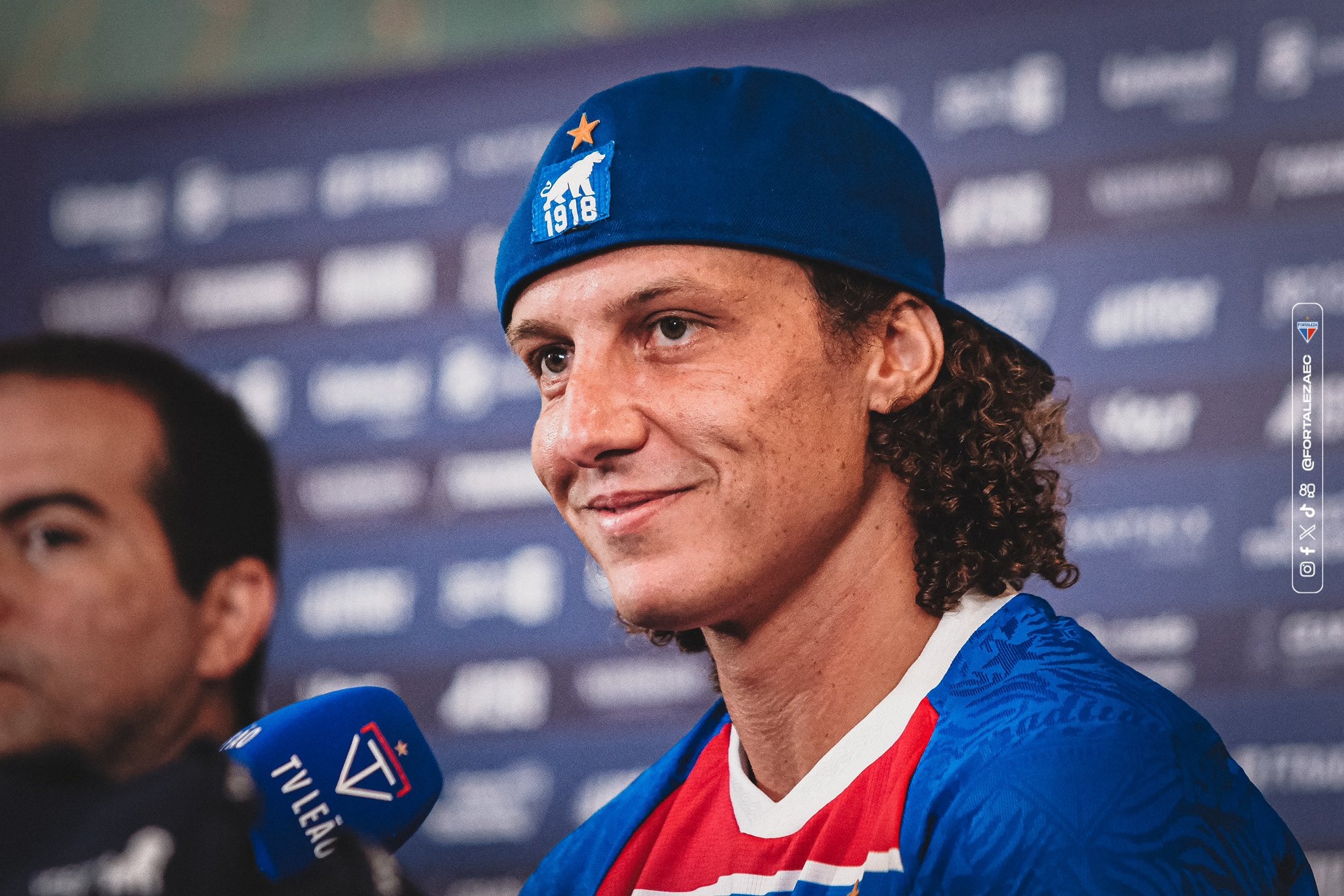 Fortaleza apresenta David Luiz e defensor celebra acordo (Foto: Mateus Lotif/FEC)