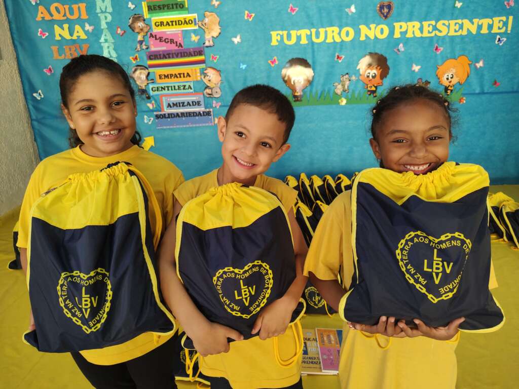 LBV promove campanha para fortalecer a educação e combater desigualdades sociais 2 Entrega kit pedagogico LBV 2