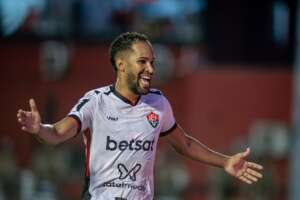 Coritiba negocia contratação do atacante Everaldo, do Vitória