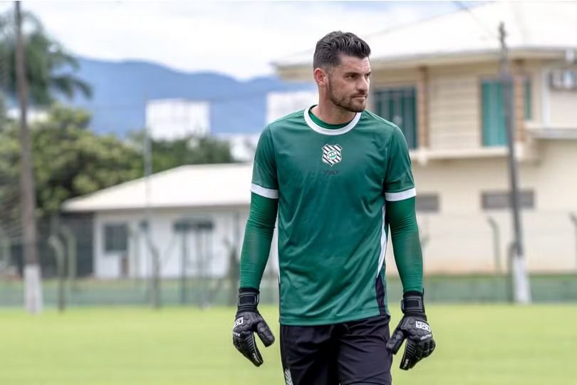 Figueirense apresenta oficialmente goleiro Fabrício: 'Vamos colher bons frutos'