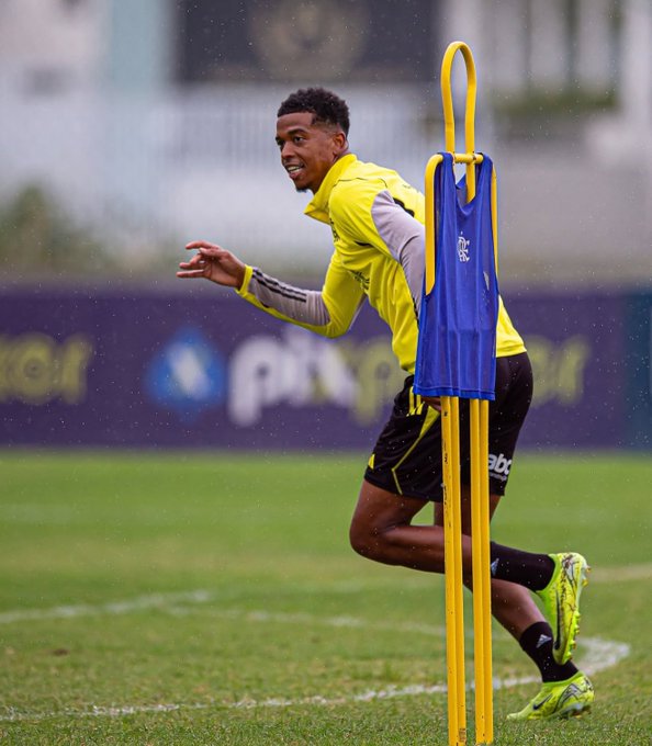 Fora dos planos de Filipe Luís, Carlinhos deve deixar o Flamengo