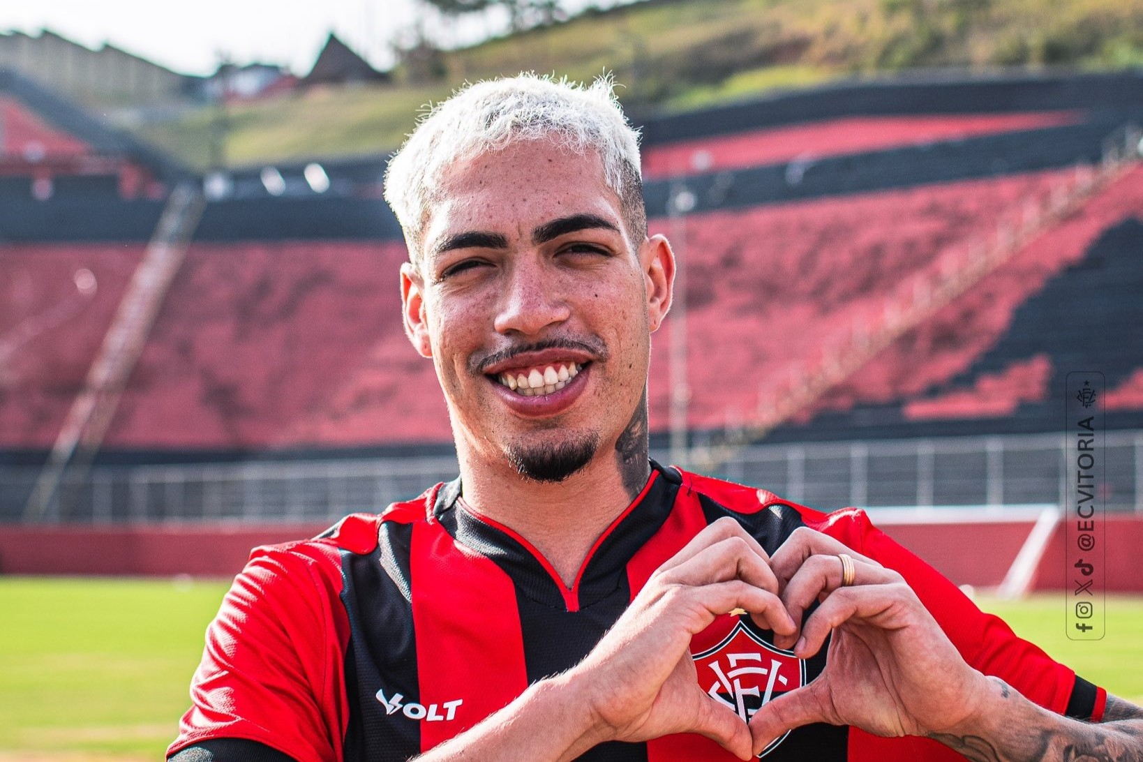 Vitória confirma contratação do lateral-esquerdo Hugo, ex-Botafogo (Foto: Victor Ferreira/ECV)