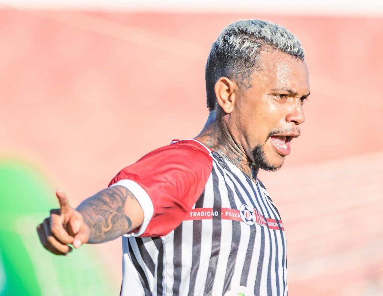 olante Mikaell comemora o segundo gol da vitória do Bandeirante (foto: Wézio Oliveira / BEC)