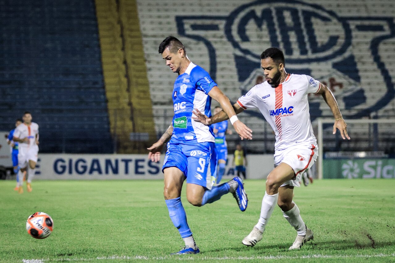 Atacante Lucas Lima em disputa com marcador da Itapirense (Foto: Matheus Dahsan)