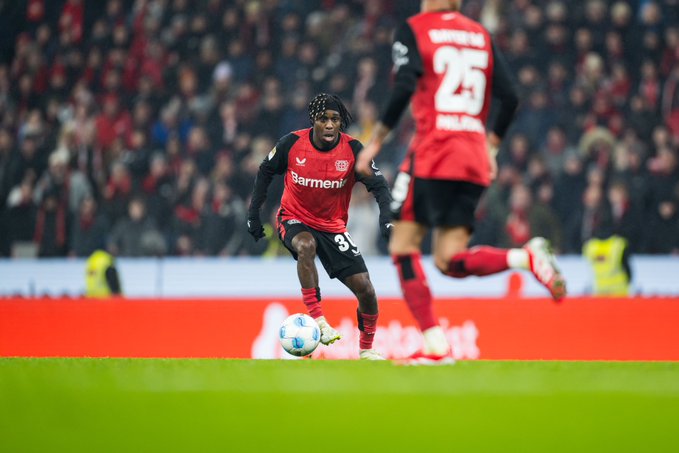 Leverkusen vence mais uma e cola na ponta do Alemao