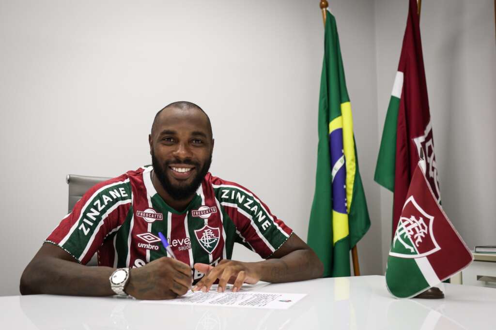 Manoel celebra renovação de contrato com o Fluminense